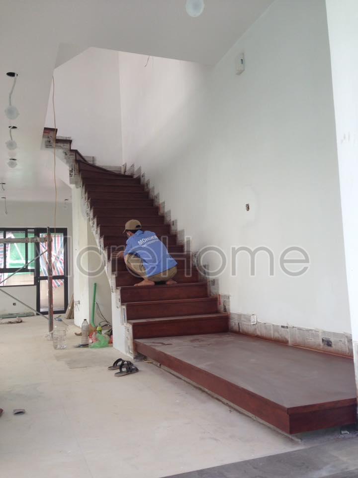 Thi công mặt bậc cầu thang gỗ Lim Nam Phi